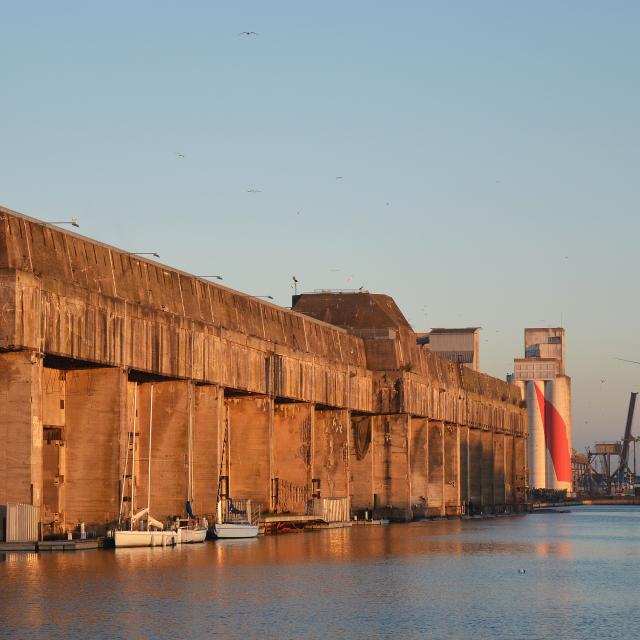 base-soleil-matin-avec-eolienne.jpg