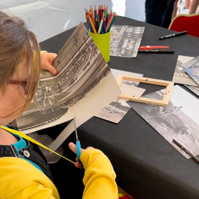 Atelier Famille à l'Ecomusée de Saint-Nazaire sur le thème des cartes postales