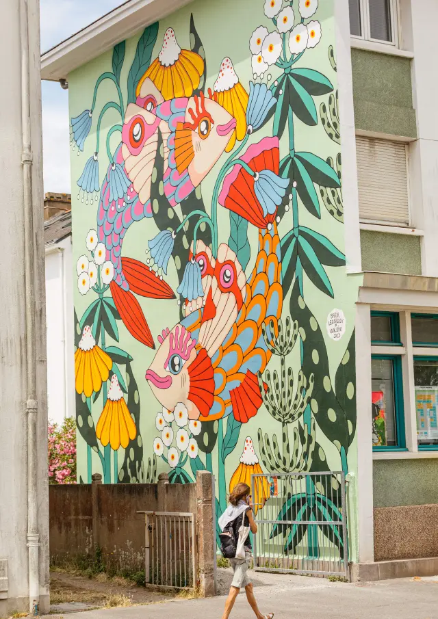 Fresque In Between co-réalisée par Maria Liisa Leonidov et Uuk.kivi
