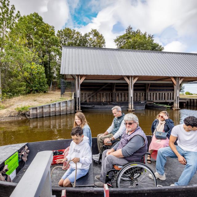 Chaland accessible aux personnes en fauteuil roulant pour balade dans le marais de Brière