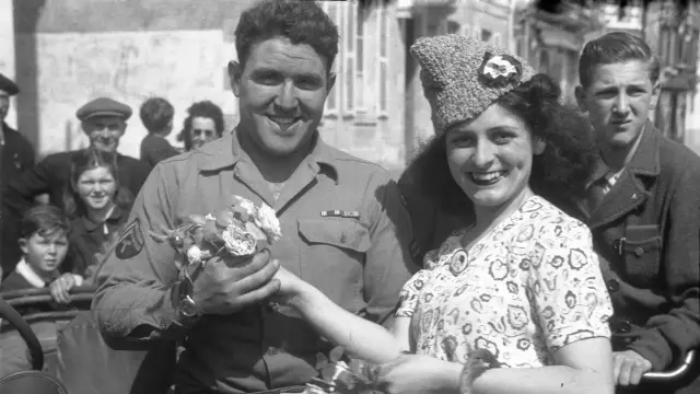 Une femme accueille un soldat américain avec des fleurs au Pouliguen, lors de la libération de la poche de Saint-Nazaire, le 11 mai 1945.