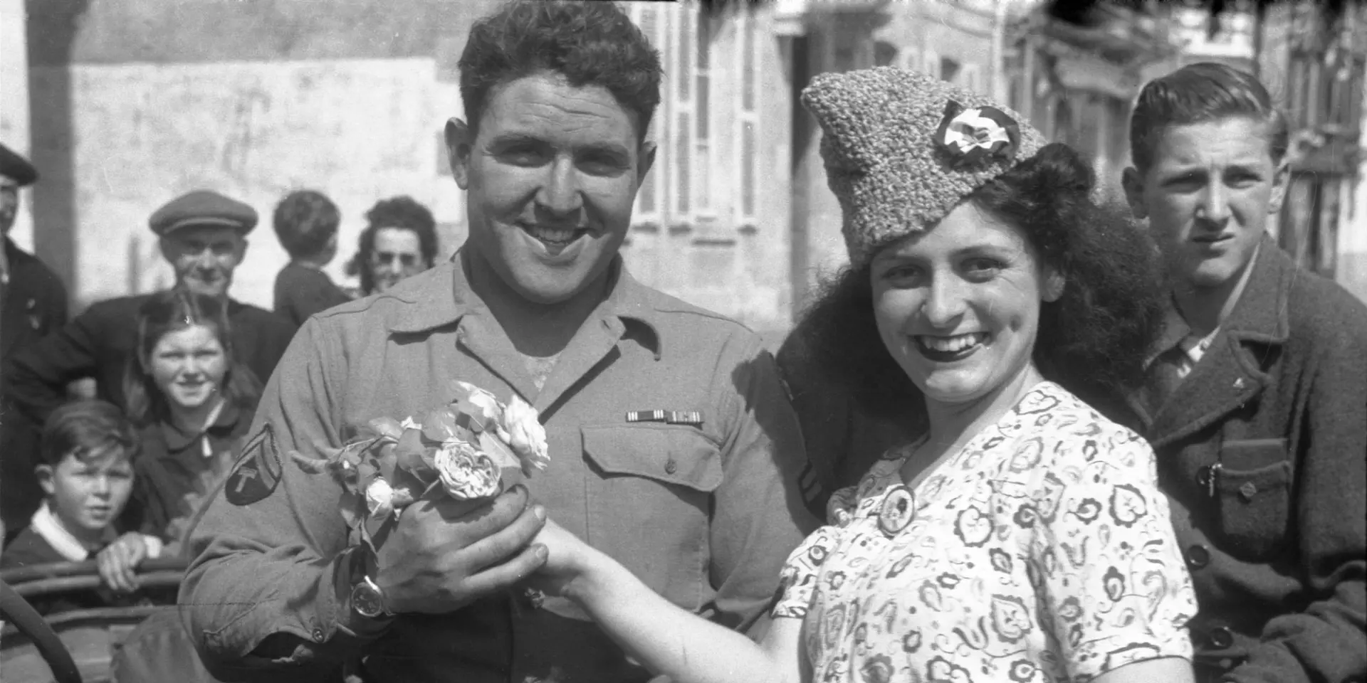 Une femme accueille un soldat américain avec des fleurs au Pouliguen, lors de la libération de la poche de Saint-Nazaire, le 11 mai 1945.