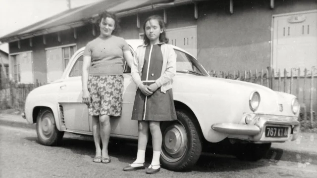 Une Femme Et Une Enfant Posent Appuyees A Une Renault Dauphine Devant Un Baraquement De Cite Provisoire Dans Les Annees 1950 Collection Lanuel Ecomusee