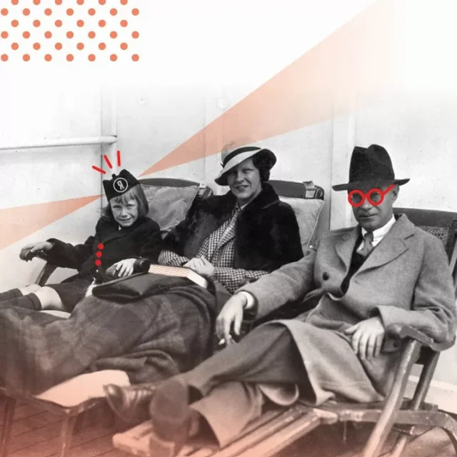 Des passagers posent sur le pont des embarcations du paquebot Ile-de-France (1972), le 29 août 1934.