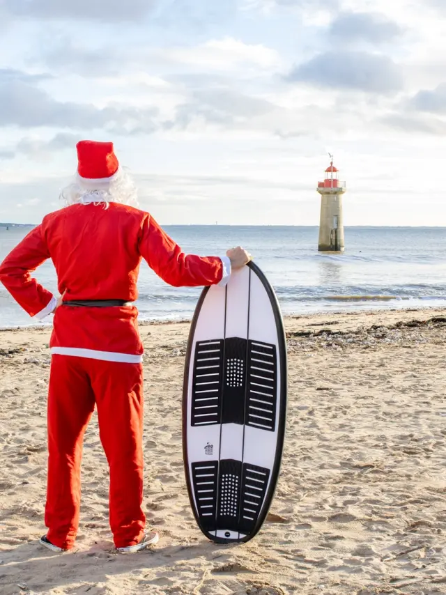 Père Noël sur la plage de Villès Martin