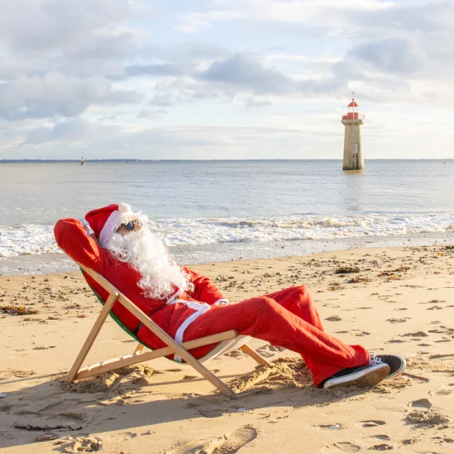 Père Noël sur la plage de Villès Martin