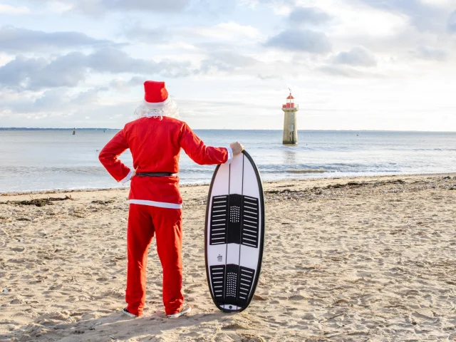Père Noël sur la plage de Villès Martin