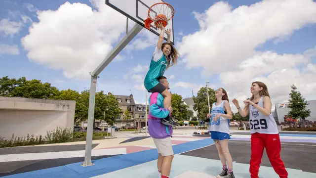 Une bande de copains joue au basket à Méan