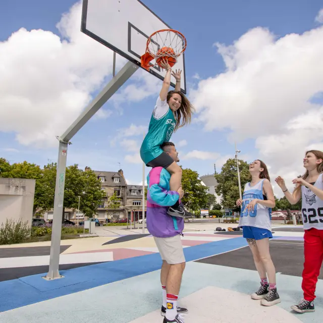 Une bande de copains joue au basket à Méan