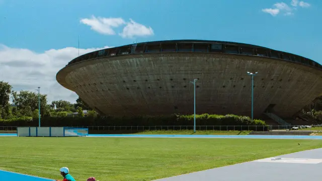 Enfants faisant du vélo sur le terrain de sport à côté de la Soucoupe
