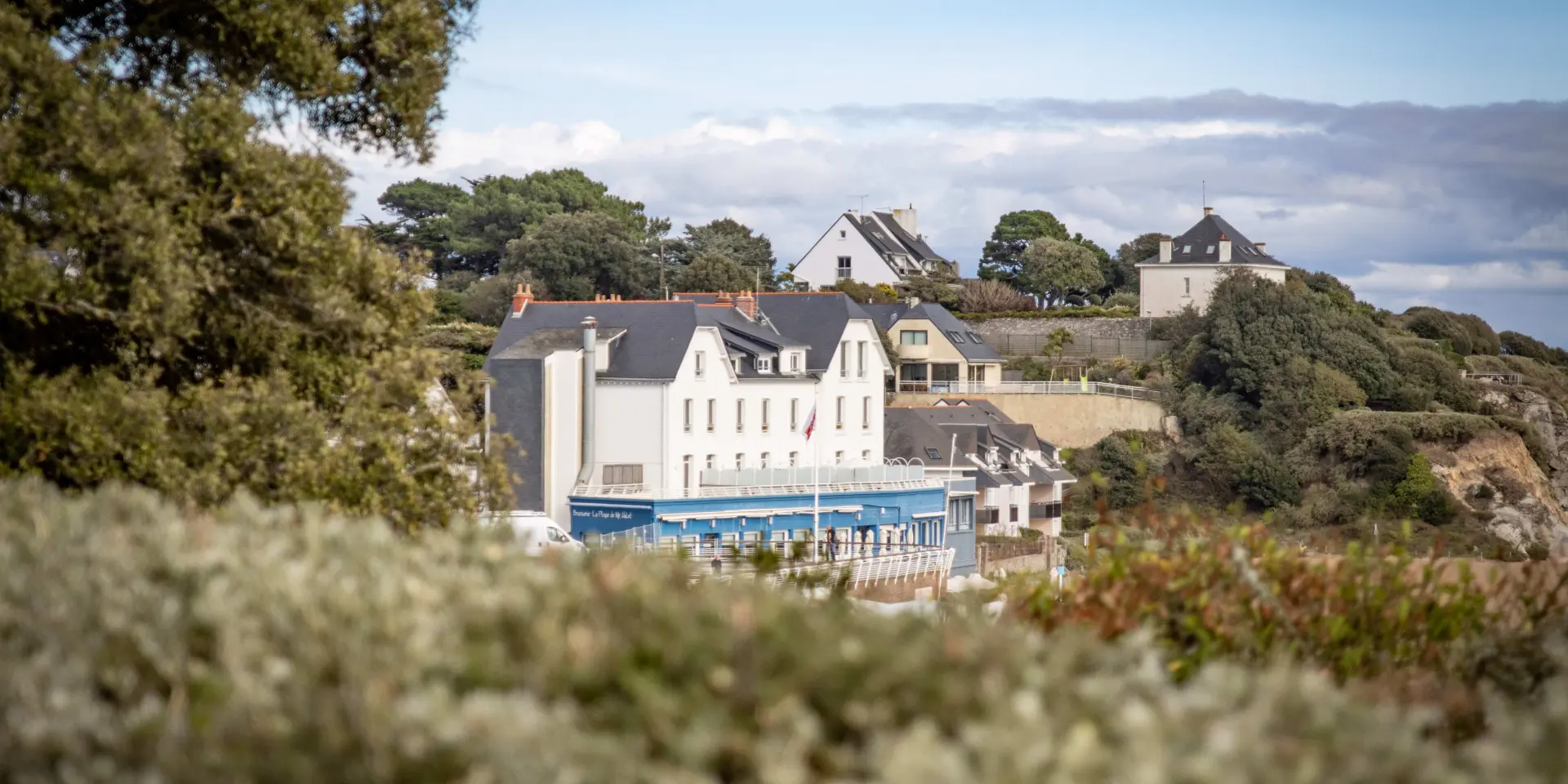Vue sur l'Hôtel de la Plage depuis le chemin côtier