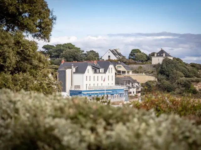 Vue sur l'Hôtel de la Plage depuis le chemin côtier