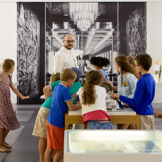 Enfants en visite guidée à Escal'Atlantic : la Grande Traversée