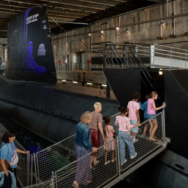 Enfants en visite au sous-marin Espadon