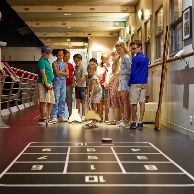 Enfants en visite guidée à Escal'Atlantic : la Grande Traversée et Shuffleboard