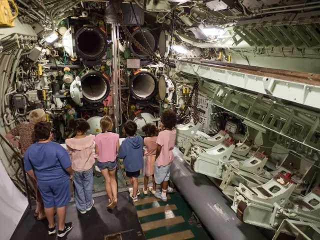 Enfants en visite au sous-marin Espadon