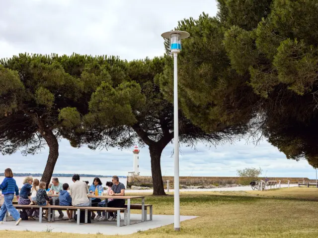 Enfants en pique-nique dans le parc d'Estuaire